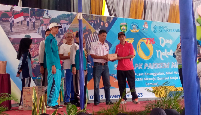 Ketua DPD IWO Indonesia OKIMenyerahkan Dorprize kepada pemenang undian pada Dies Natalis SMKN 2 Kag ke 30Th