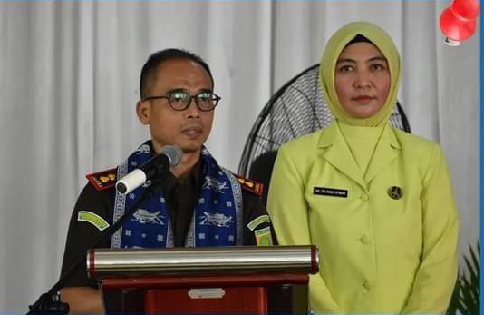 Kepala Kejaksaan OKI, Hendri Hanafi, SH., MH bersama Istri