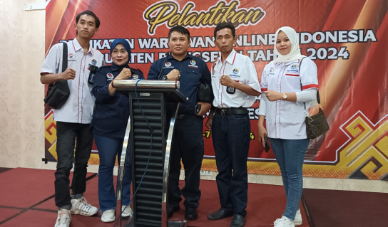 Ketua DPD IWO Indonesia Kabupaten OKI Aliaman SH didampingi Bendahara  Musdaliah beserta Wakil Sekretaris Yasin, Saat berfoto bersama Ketum IWO Indonesia NR Icang Rahardian SH MH yang didampingi Bendahara DPP IWO Indonesia Umi (Bunda) usai Rakernas dan Pelantikan DPD IWO Indonesia Kabupaten Pringsewu Lampung
